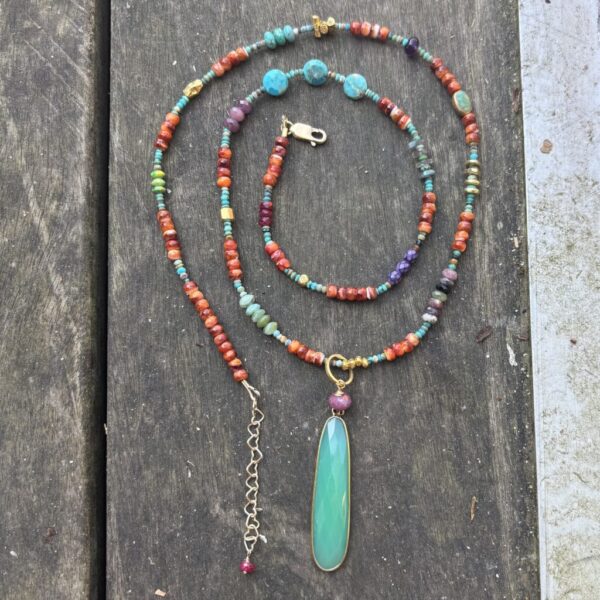 Spiny Oyster Shell Gold Necklace with Chrysoprase Oval Pendant